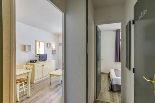 een kamer met een deur naar een kamer met een slaapkamer bij Le Val 1800 - Appartement avec Terrasse in Valmeinier
