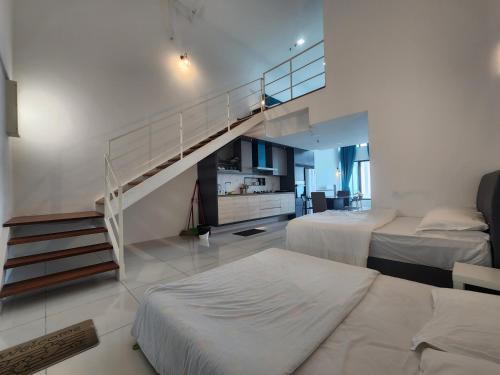 ジョージタウンにあるSunrise Gurney Premium Suite - Gurney Driveのベッドルーム1室(ベッド2台付)が備わります。