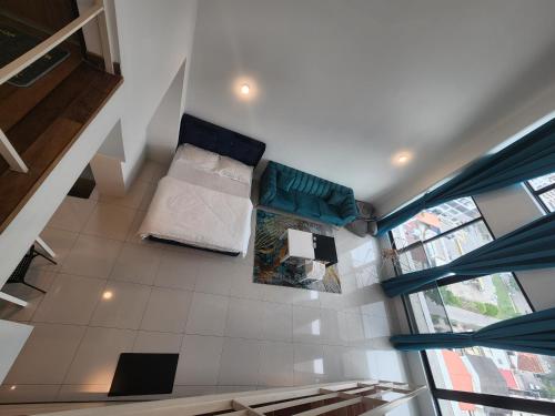 ジョージタウンにあるSunrise Gurney Premium Suite - Gurney Driveのベッドが2つと窓がある小さな部屋