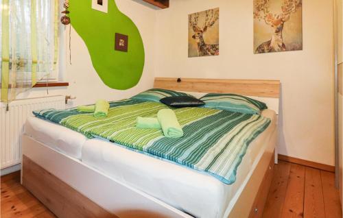 En eller flere senger på et rom på 3 Bedroom Pet Friendly Home In Rechnitz