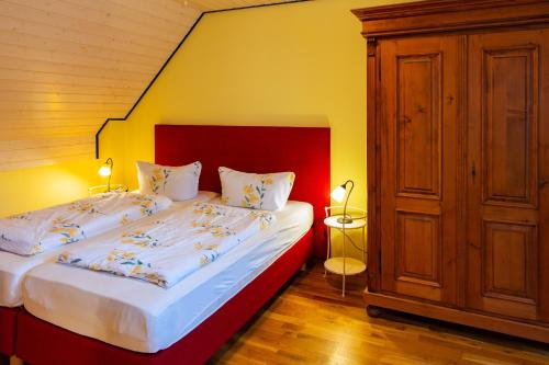 En eller flere senge i et værelse på Eulenhof Rügen