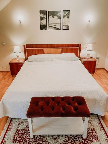 Postel nebo postele na pokoji v ubytování Cosy bedroom for 2 with Balcony in a Family Villa