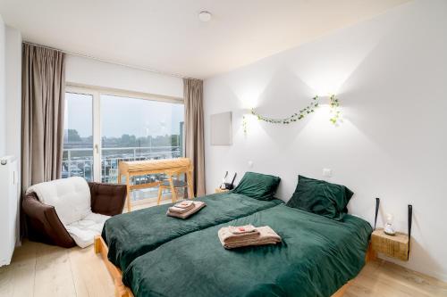 Ein Bett oder Betten in einem Zimmer der Unterkunft Duin én zeezicht te Zeedijk Oostduinkerke