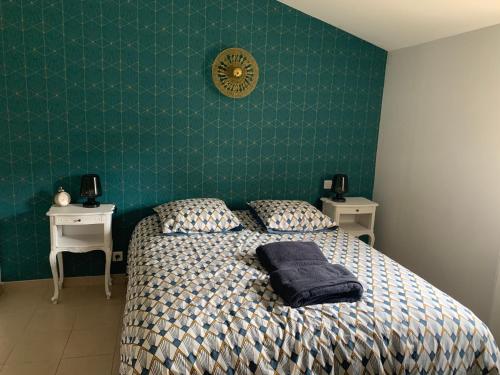 une chambre avec un lit et un mur végétal dans l'établissement Au cœur de l’Isle sur sorgue, à LʼIsle-sur-la-Sorgue
