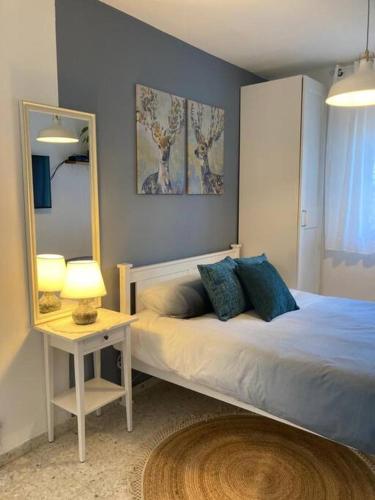 1 dormitorio con cama con espejo y mesa en יחידת נופש מדהימה ומעוצבת לנופש מושלם בערד en Arad