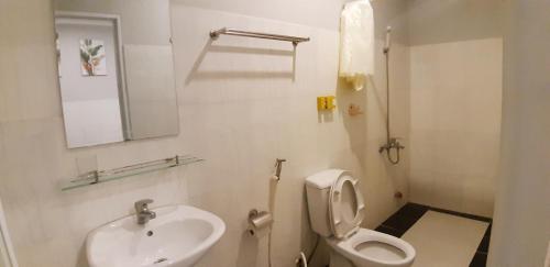 頭頓的住宿－Nhà nghỉ Hiếu，浴室配有白色卫生间和盥洗盆。