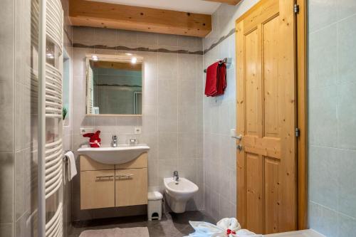 La salle de bains est pourvue d'un lavabo et de toilettes. dans l'établissement Apartment Birke- Fiechterhof, à Sarentino