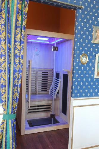 Cette chambre dispose d'une fenêtre avec chauffage. dans l'établissement Chateau du Hallay, à Montaigu-Vendée