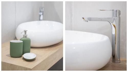 2 fotos de un baño con lavabo y lavabo blanco en Apartamentos Boutique Puerta de Reyes, en Toledo