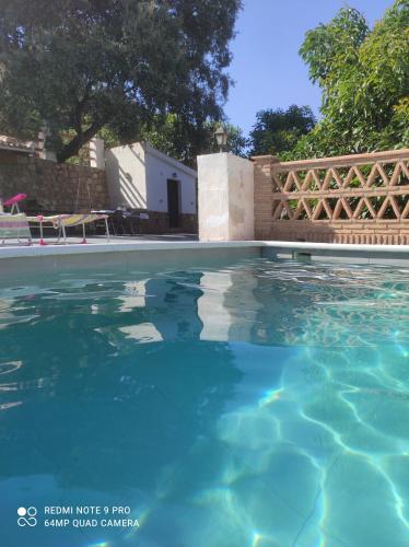 una piscina con acqua cristallina di Adorable 1 bedroom holiday home a Guájar Alto