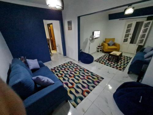 Een zitgedeelte bij Sunny modern apartment with good internet, near from city center of Alexandria