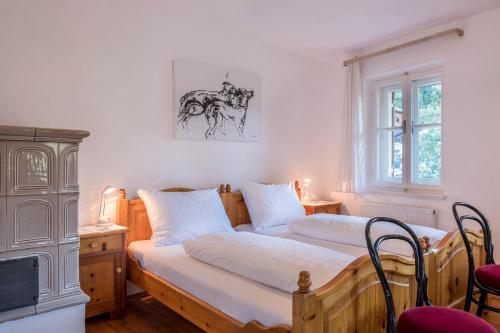Eggen的住宿－Ferienhaus Fingerhut，一间卧室设有两张床和窗户。