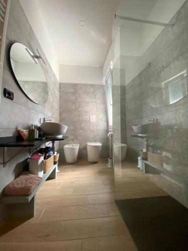 La salle de bains est pourvue de 2 lavabos et d'un miroir. dans l'établissement A DUE PASSI DAL MARE (citra 008065-LT-0237), à Vintimille