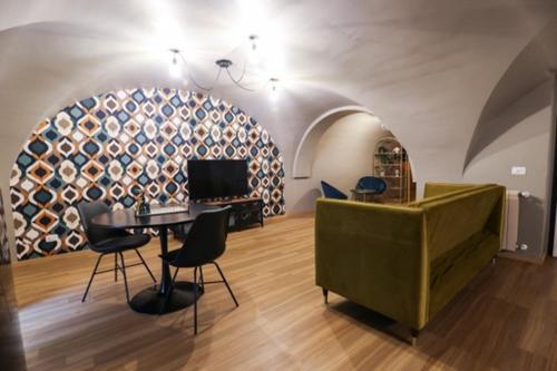 a living room with a green couch and a table at LOFT ATENEO in Bari