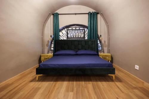 1 dormitorio con cama negra con dosel en LOFT ATENEO, en Bari