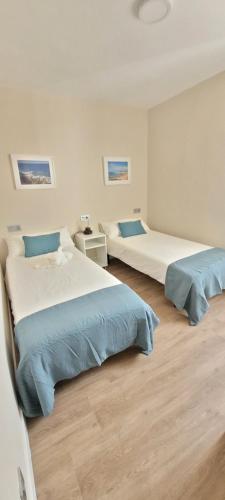 two beds in a room with two beds sidx sidx sidx at SANNIKO APARTMENT Ático con Terraza in Getxo