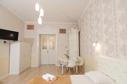 - un salon avec une table et une salle à manger dans l'établissement Luxury Apartment near Rynok Square, à Lviv