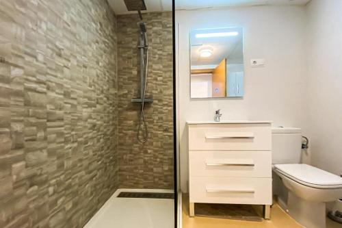 y baño con ducha, lavabo y aseo. en Superb luxurious groundfloor 1 bedroom app on Mar Menor golf resort en Torre-Pacheco