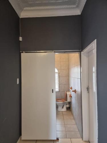 een badkamer met een douche en een toilet in een kamer bij Wallaces Place in Polokwane