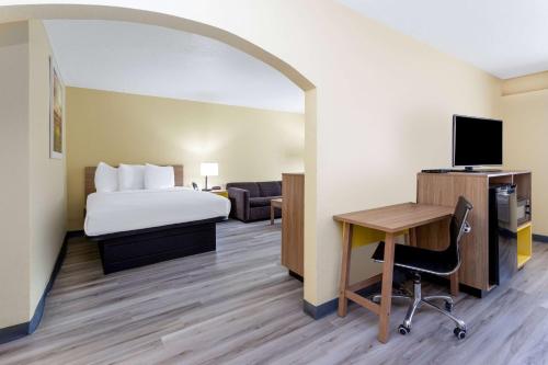 TV a/nebo společenská místnost v ubytování Days Inn & Suites by Wyndham Clovis