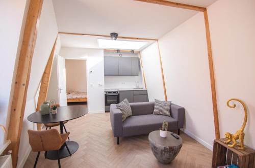 uma sala de estar com um sofá e uma mesa em Appartement in binnenstad/centrum van Leeuwarden em Leeuwarden