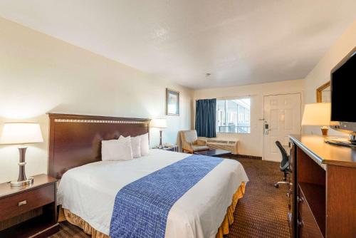 Postel nebo postele na pokoji v ubytování Rodeway Inn Phoenix North I-17