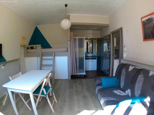 Kuchyňa alebo kuchynka v ubytovaní Grand studio climatisé proche du centre mais au calme
