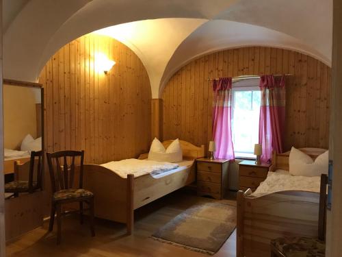 um quarto com 2 camas e uma janela em Ferienwohnung Sunshine vom Friesenhof Wieratal 