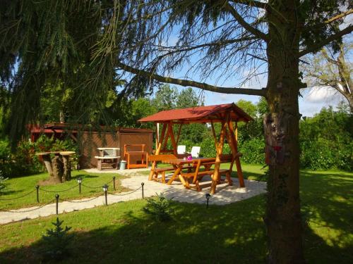 una mesa de picnic y un cenador en un patio en Ferienanlage Waschbär Country, en Templin