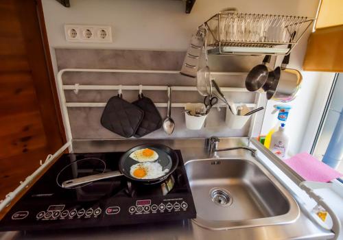 Kuchyň nebo kuchyňský kout v ubytování Cosy 2-room apartment near the city centre