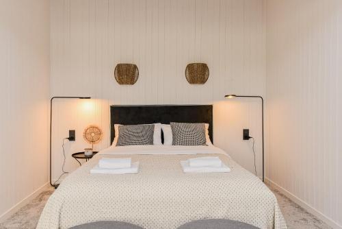 ein Schlafzimmer mit einem großen Bett mit zwei Kissen in der Unterkunft Apartamentai Ešerinėje in Neringa