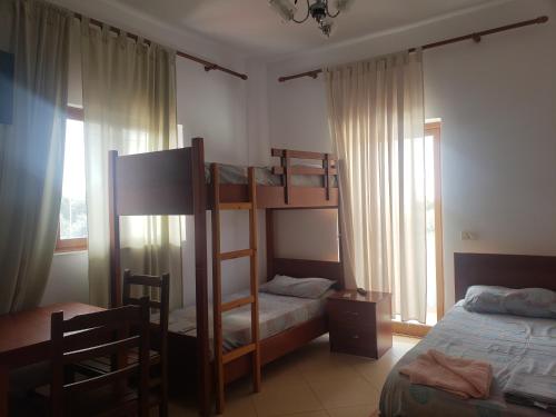 Двухъярусная кровать или двухъярусные кровати в номере Hotel Fitimi