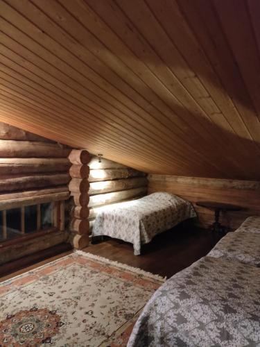 um quarto com duas camas num chalé de madeira em Villa Lilja em Muurame
