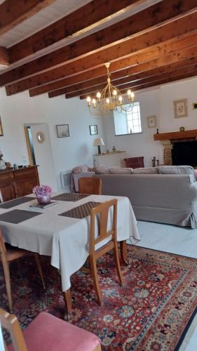un salon avec une table et un canapé dans l'établissement La Bretagne ça vous gagne, à Ploufragan