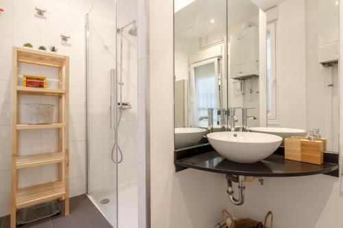 a bathroom with two sinks and a shower at City Centre & Museum by Next Stop Bilbao in Bilbao