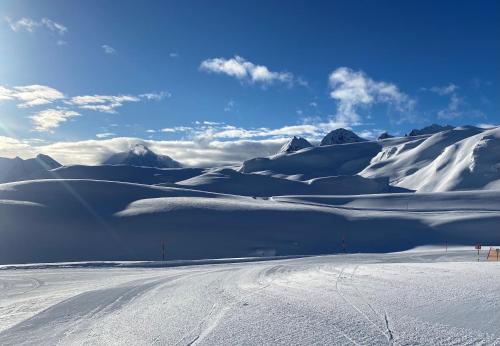 a snow covered slope with mountains in the background at Bel`Laret in Samnaun