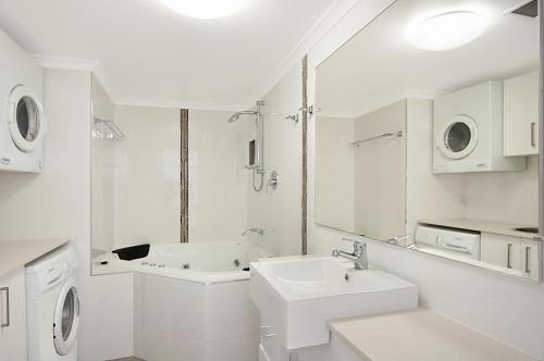 The Atrium Resort tesisinde bir banyo