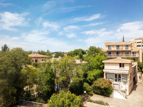 een uitzicht vanaf het dak van een huis bij Hôtel Le Mozart in Aix-en-Provence