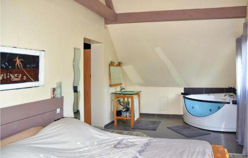 Posteľ alebo postele v izbe v ubytovaní Gorgeous Home In Marmoutier With Kitchen