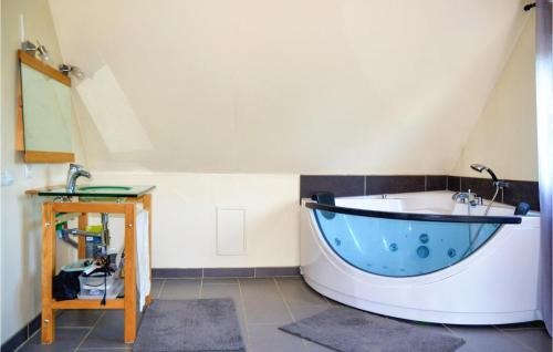 uma casa de banho com uma banheira grande e um lavatório em Gorgeous Home In Marmoutier With Kitchen em Marmoutier