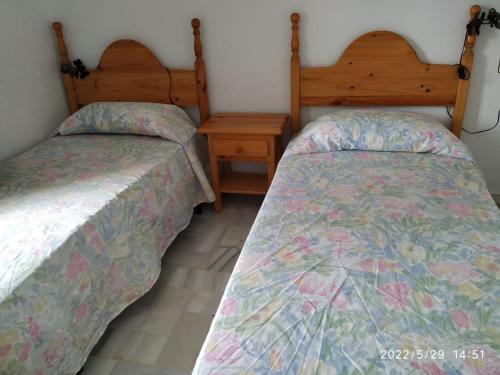 ベラにあるEl Playazo Naturista 1ª Lineaのベッドルーム1室(隣り合わせのベッド2台付)