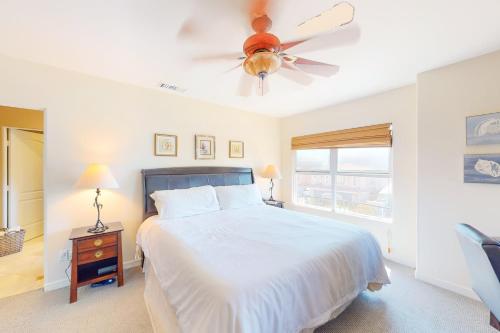 Ένα ή περισσότερα κρεβάτια σε δωμάτιο στο Pacific Paradise #A: Beautiful 2-story condo near the beach w/rooftop deck, gas grill, ocean views