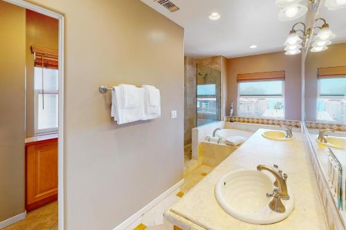 Ένα μπάνιο στο Pacific Paradise #A: Beautiful 2-story condo near the beach w/rooftop deck, gas grill, ocean views