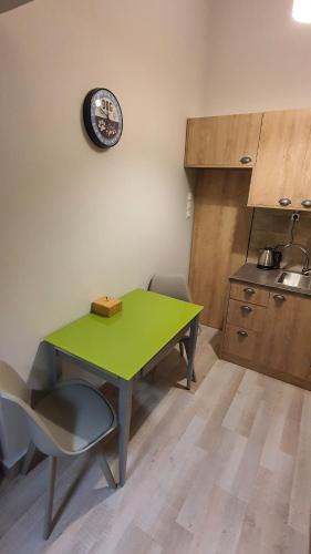 Una cocina o cocineta en Larry's little place in the center of Gytheio