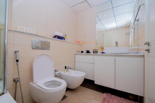 bagno bianco con servizi igienici e lavandino di Full Apartment in Dubai Marina,80m from beach a Dubai