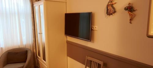 a flat screen tv hanging on a wall at Villa Shafaly in Mariánské Lázně