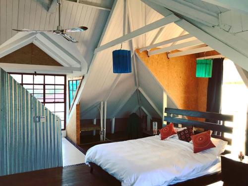 ein Schlafzimmer mit einem großen Bett im Dachgeschoss in der Unterkunft (Sub)urban retreat in Johannesburg