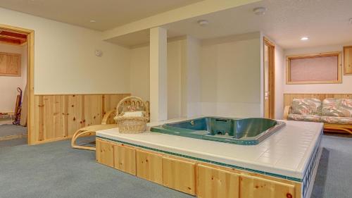 uma casa de banho com um lavatório num quarto em Crystal Creek Chalet em Welches