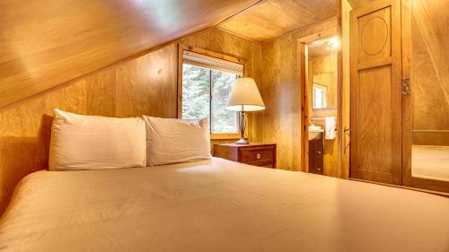1 dormitorio con cama y ventana en Crystal Creek Chalet, en Welches