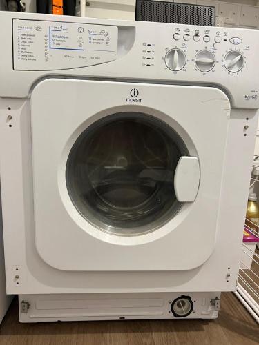 uma máquina de lavar roupa branca sentada num quarto em 2 Bed Penthouse-Riverside View in East London em Barking